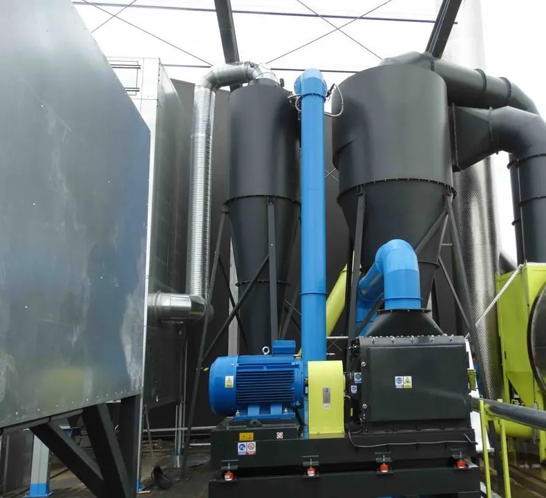 Industrial dust extraction installation with cyclones